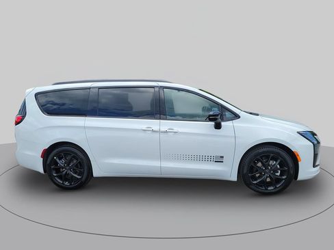 New 2027 Chrysler Pacifica Select FWD image 2