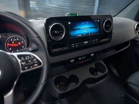 Used 2022 Mercedes-Benz Sprinter 2500 image 16