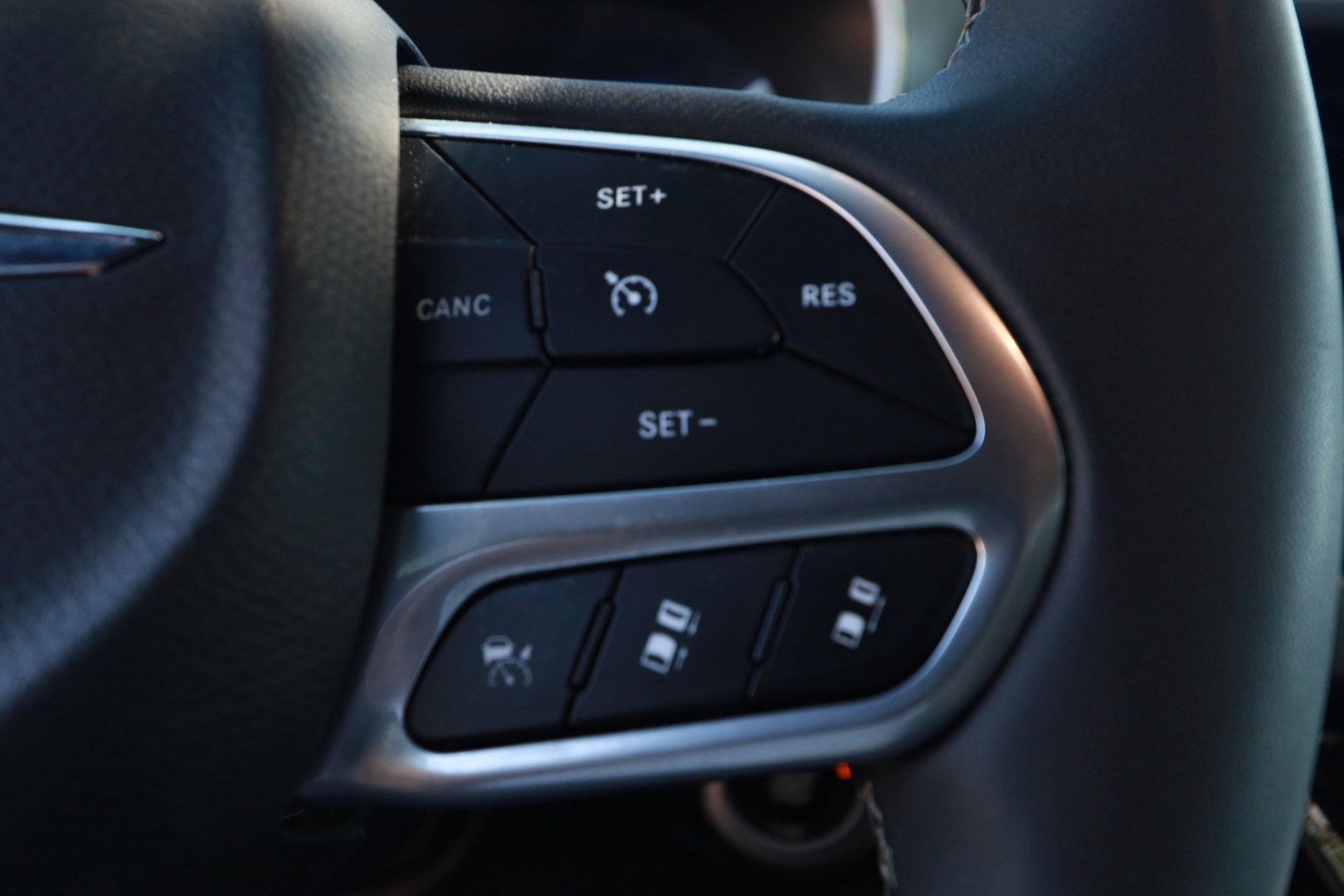 Used 2025 Chrysler Pacifica Select FWD image 12
