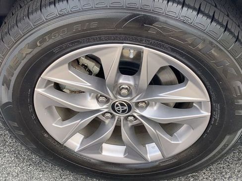 Certified 2022 Toyota Sienna XLE FWD image 37