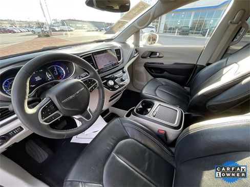 Used 2022 Chrysler Pacifica Touring-L image 15