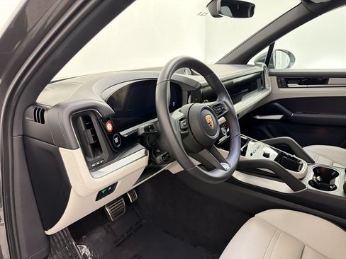 Certified 2025 Porsche Cayenne S AWD/4WD image 4