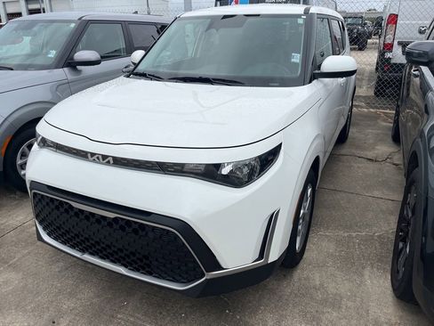Certified 2025 Kia Soul LX w/ LX Technology Package FWD image 1