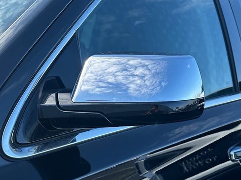 Used 2019 Chevrolet Suburban Premier AWD/4WD image 21