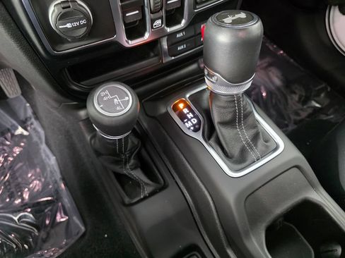 Used 2024 Jeep Wrangler Unlimited Sahara w/ Technology Group AWD/4WD image 24