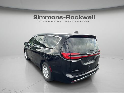 Used 2025 Chrysler Pacifica Select FWD image 3