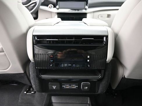 Used 2025 Jeep Wagoneer Series III w/ Premium Group I AWD/4WD image 29