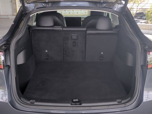 Used 2022 Tesla Model Y Long Range image 13