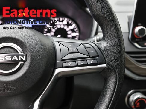 Used 2024 Nissan Altima 2.5 SV FWD image 16