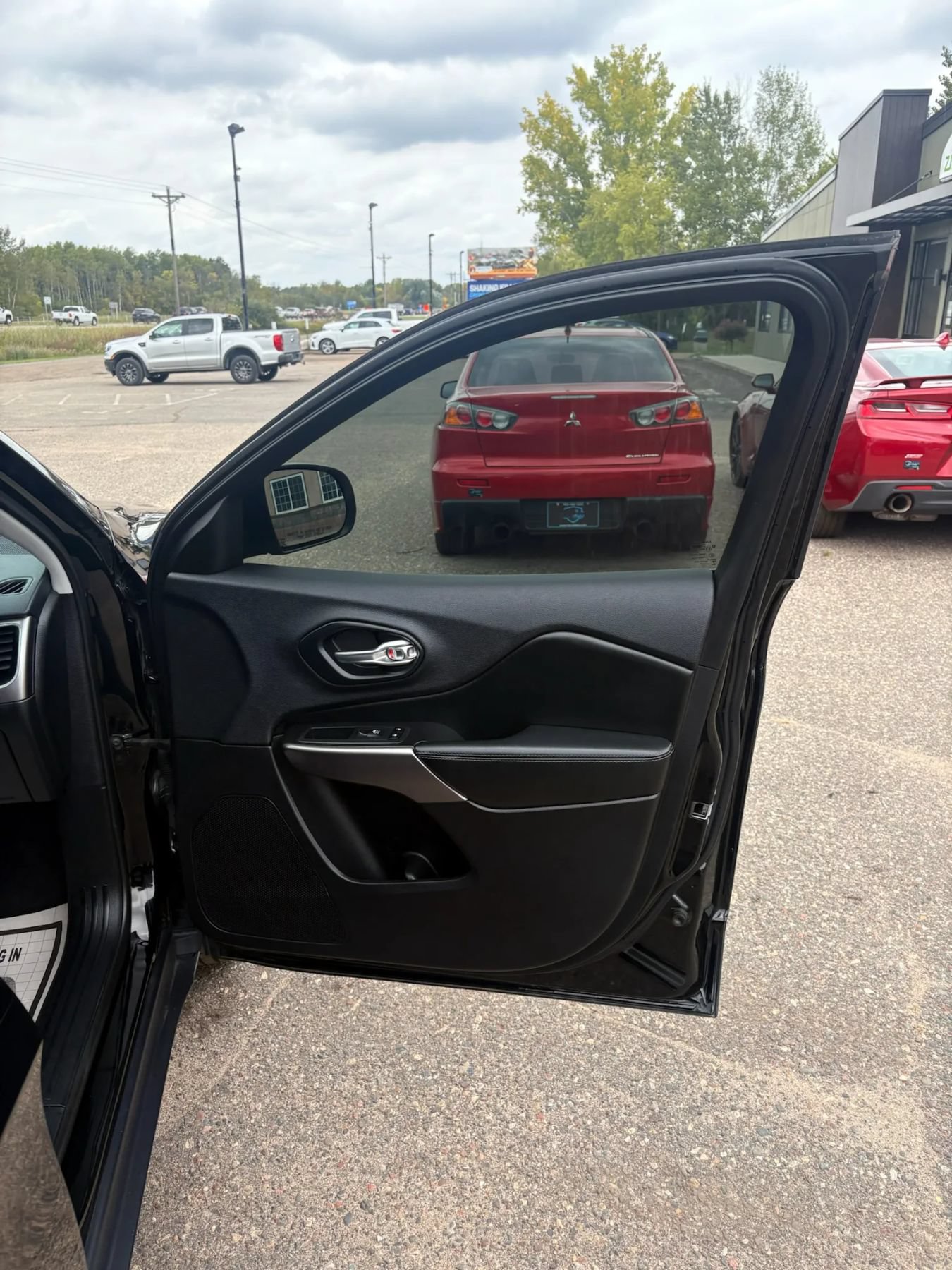 Used 2019 Jeep Cherokee Latitude Plus AWD/4WD image 31