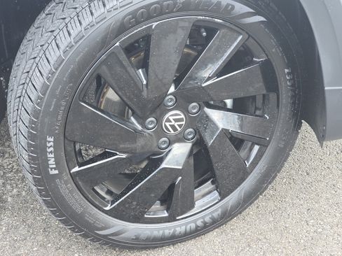 Certified 2024 Volkswagen Taos SE w/ Panoramic Sunroof Package AWD/4WD image 13