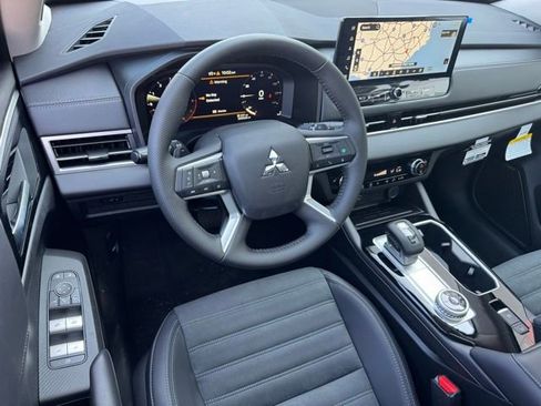 New 2025 Mitsubishi Outlander SE image 17