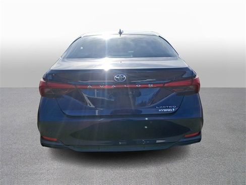 Used 2021 Toyota Avalon Limited image 5