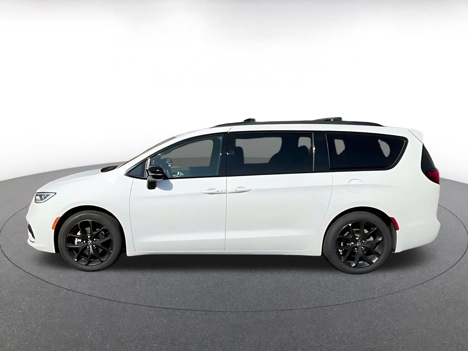 Used 2025 Chrysler Pacifica Limited FWD image 8