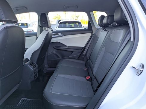 Certified 2025 Volkswagen Taos SE image 17