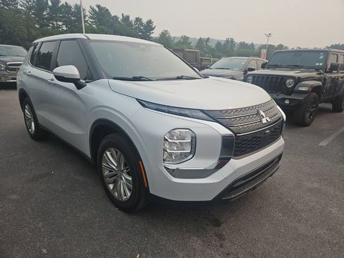 Used 2022 Mitsubishi Outlander ES FWD image 1