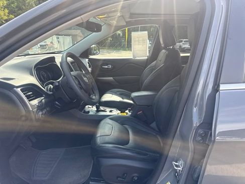 Used 2021 Jeep Cherokee Latitude Lux w/ Sun & Sound Group AWD/4WD image 3