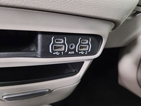 Used 2024 Chrysler Pacifica Touring-L FWD image 25