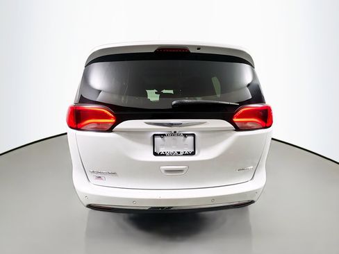 Used 2020 Chrysler Pacifica Limited FWD image 6