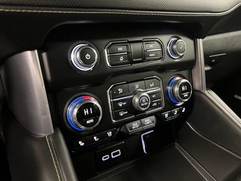 Used 2024 GMC Yukon SLT AWD/4WD image 34