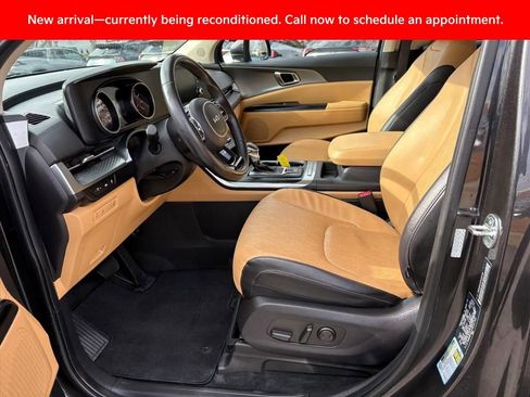 Used 2023 Kia Carnival LX image 16