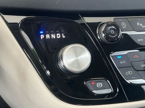 Used 2023 Chrysler Pacifica Touring-L FWD image 27