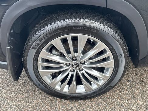 Used 2024 Toyota Highlander Platinum image 45