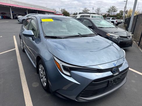 Used 2025 Toyota Corolla LE w/ Convenience Package FWD image 1