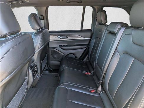 Used 2024 Jeep Grand Cherokee Limited w/ Black Appearance Package image 19