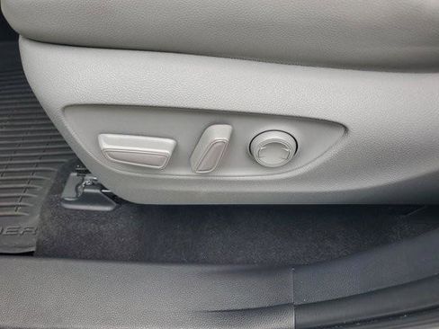 Used 2025 Toyota Highlander XLE FWD image 25