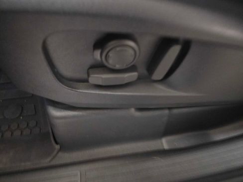 Used 2024 Land Rover Defender 110 SE image 21