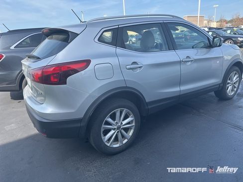 Used 2019 Nissan Rogue Sport SV image 2