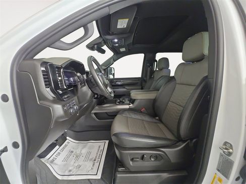 Used 2024 Chevrolet Silverado 2500 ZR2 w/ Technology Package image 9