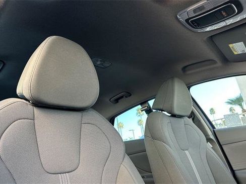 Certified 2025 Hyundai Elantra SE image 17