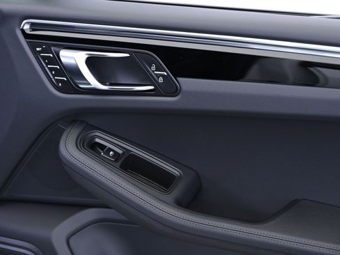 Certified 2025 Porsche Macan image 26