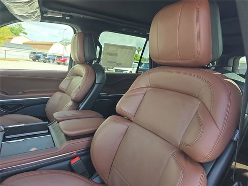 New 2026 Lincoln Navigator L Reserve AWD/4WD image 18