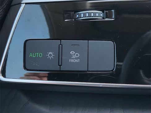 Used 2022 Audi Q8 Premium Plus image 22