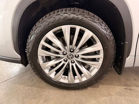 Used 2023 Toyota Highlander Platinum AWD/4WD image 16