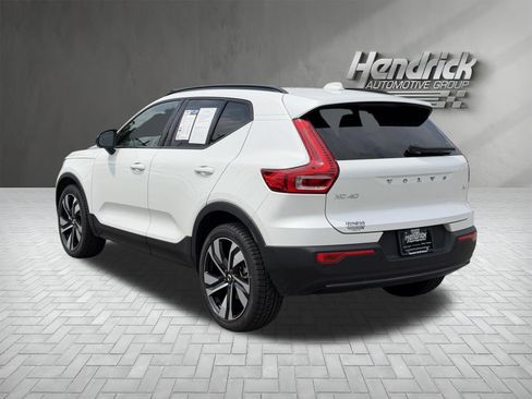 Used 2023 Volvo XC40 B4 Plus w/ Climate Package FWD image 8