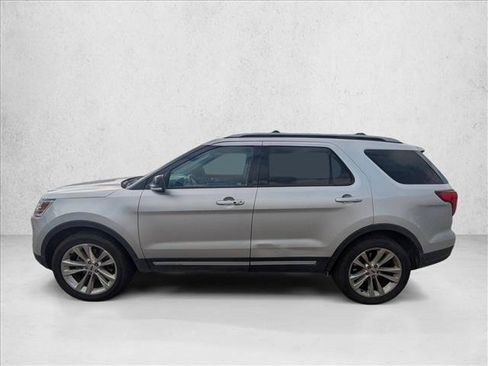 Used 2018 Ford Explorer XLT w/ Equipment Group 202A FWD image 8