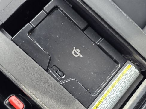 Used 2021 Toyota Highlander XLE image 9