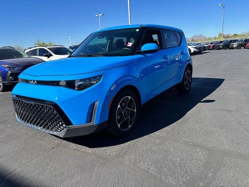 Used 2023 Kia Soul EX image 3