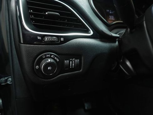 Used 2019 Jeep Cherokee Latitude Plus AWD/4WD image 19
