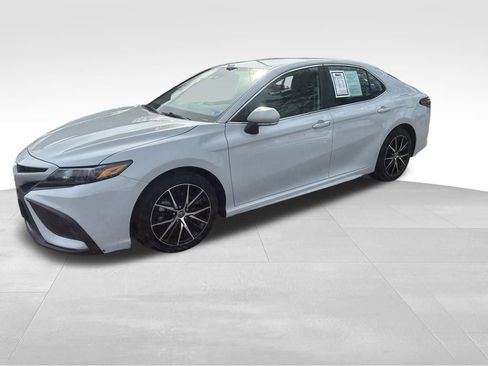 Used 2023 Toyota Camry SE image 4