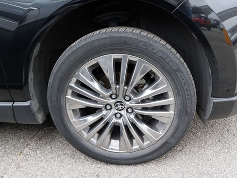 Used 2023 Toyota Venza Limited image 13