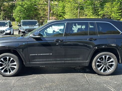 Used 2024 Jeep Grand Cherokee Overland w/ Luxury Tech Group IV AWD/4WD image 2