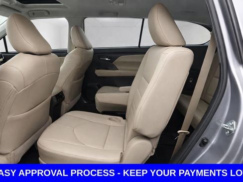 Used 2021 Toyota Highlander XLE FWD image 19