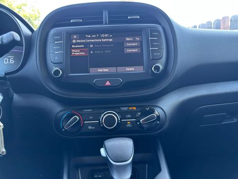 Used 2025 Kia Soul LX w/ LX Technology Package FWD image 17