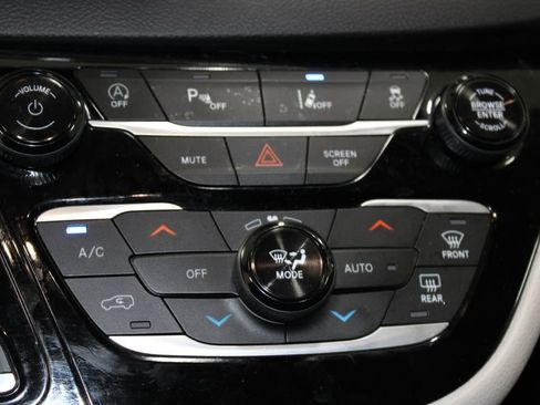 Used 2024 Chrysler Pacifica Touring-L image 33