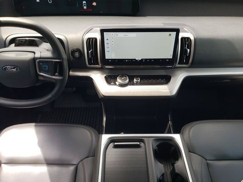 Used 2025 Ford Expedition Active AWD/4WD image 16